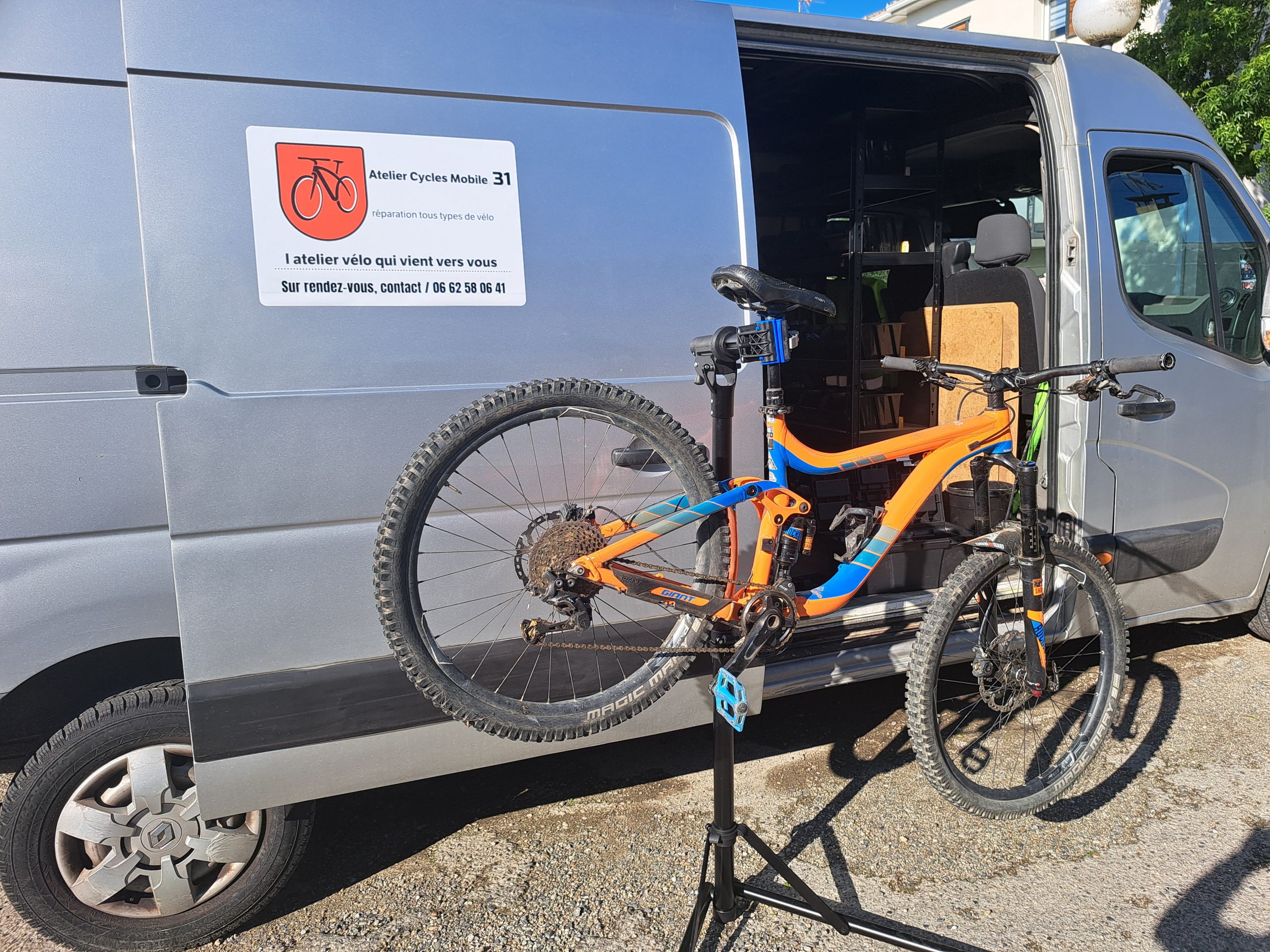 Atelier réparation vélo à domicile-fourgon-vélo sur pied d'atelier