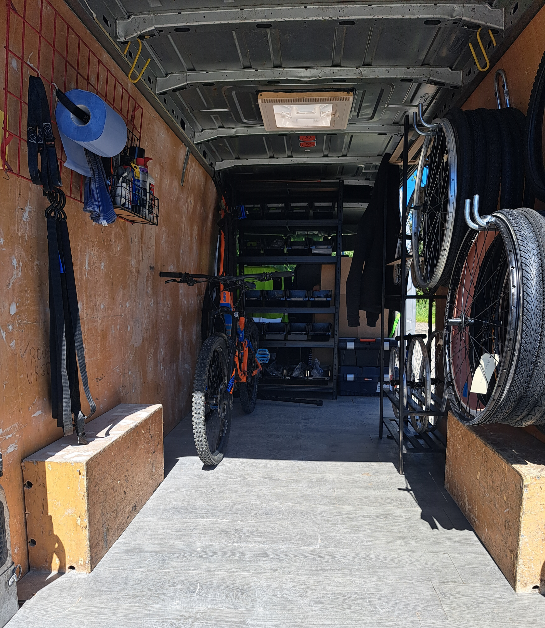 Intérieur fourgon réparation vélo à domicile