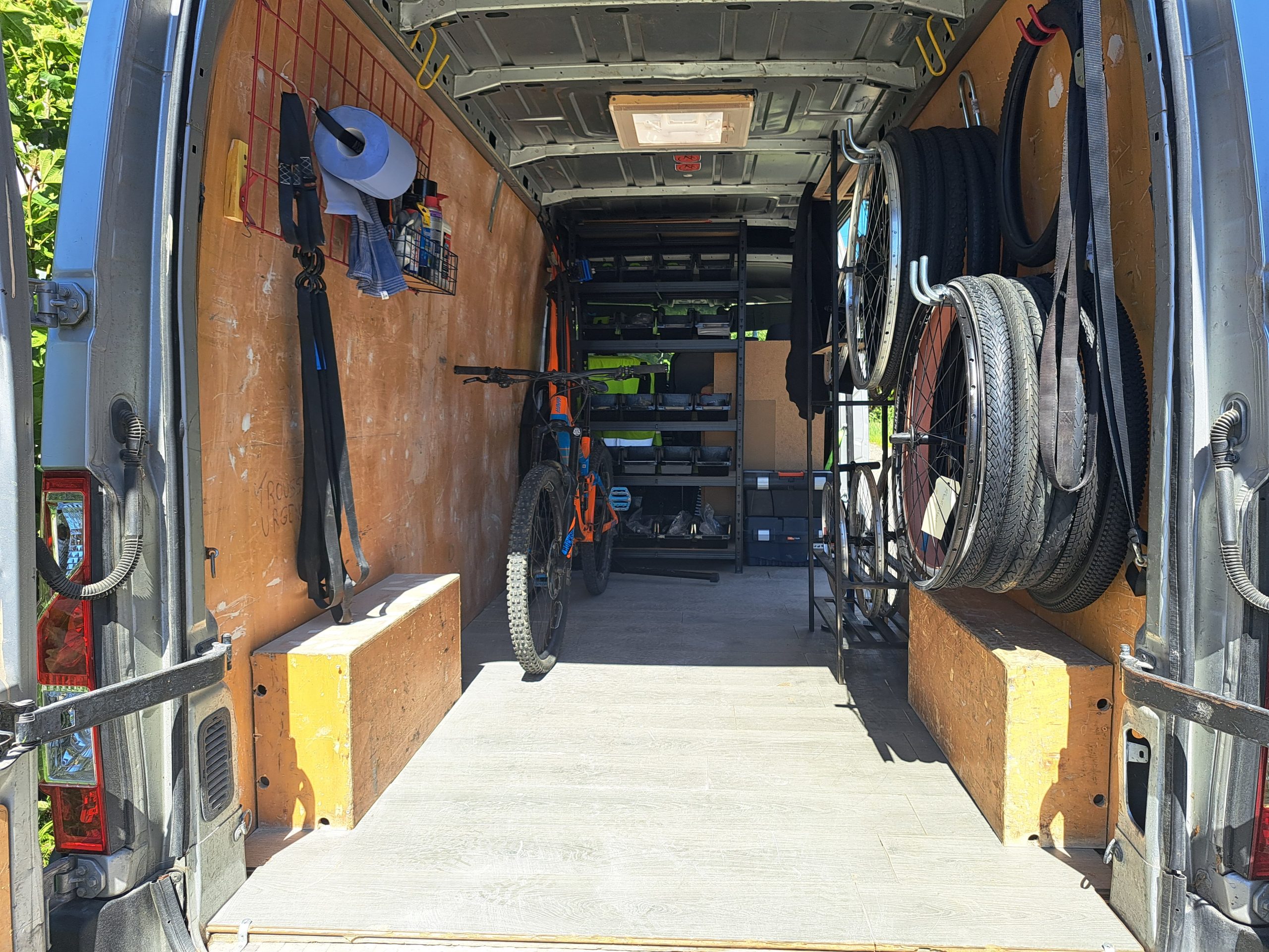 Intérieur fourgon réparation vélo à domicile