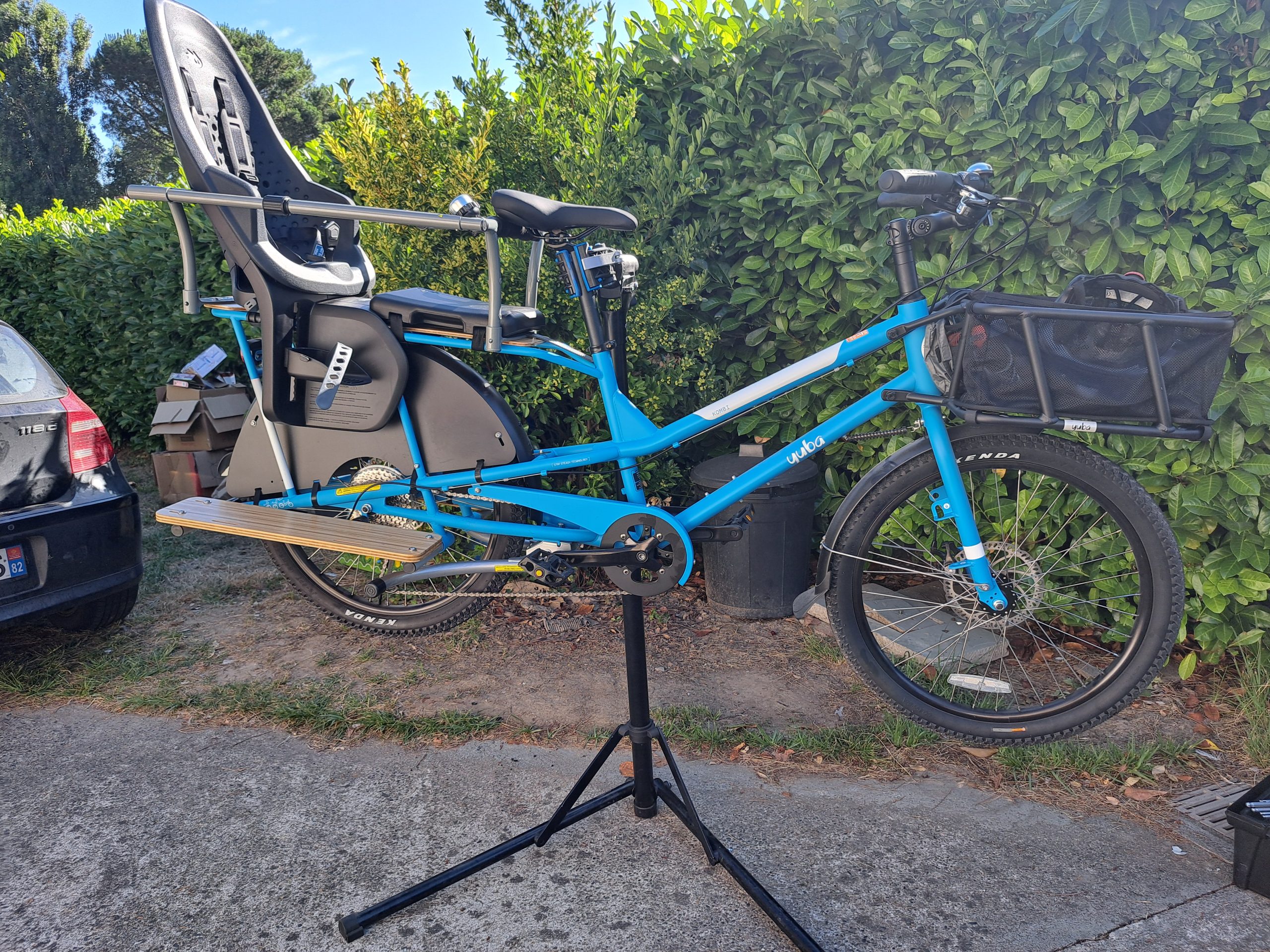 Vélo bleu avec siège et porte enfants-réparation vélo à domicile saint Orens